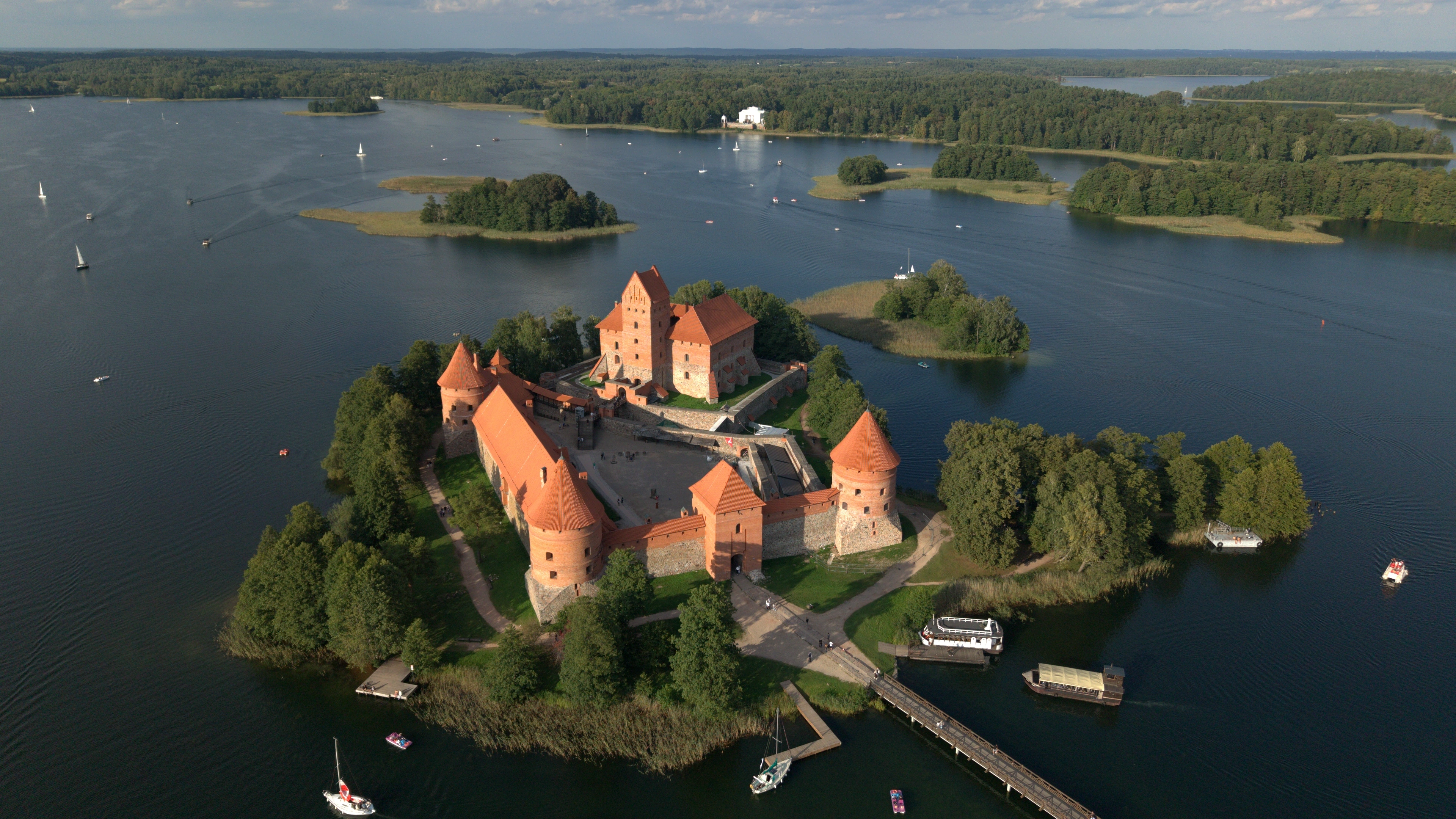 Trakų pilies stogai, kiemas ir ežeras iš viršaus